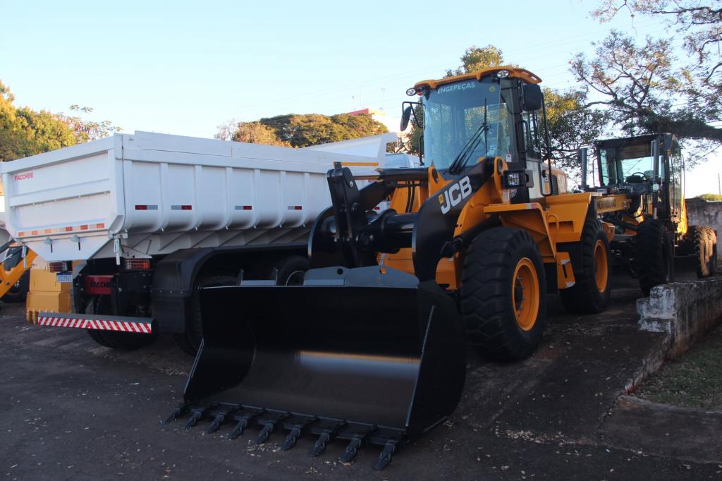 Rubens Bueno vistoria máquinas de patrulha  mecanizada com presidente da Comcam