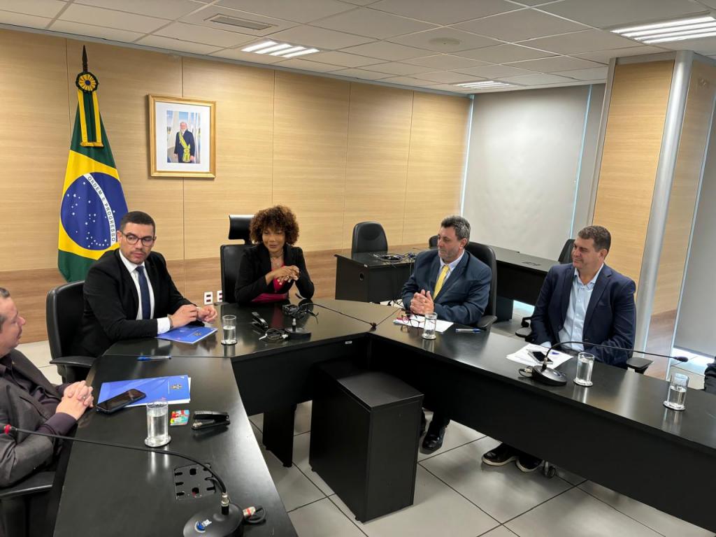 UMA COMITIVA DE PREFEITOS E TÉCNICOS DO PARANÁ BUSCA PAGAMENTO DE EMENDAS PARLAMENTARES EM BRASÍLIA